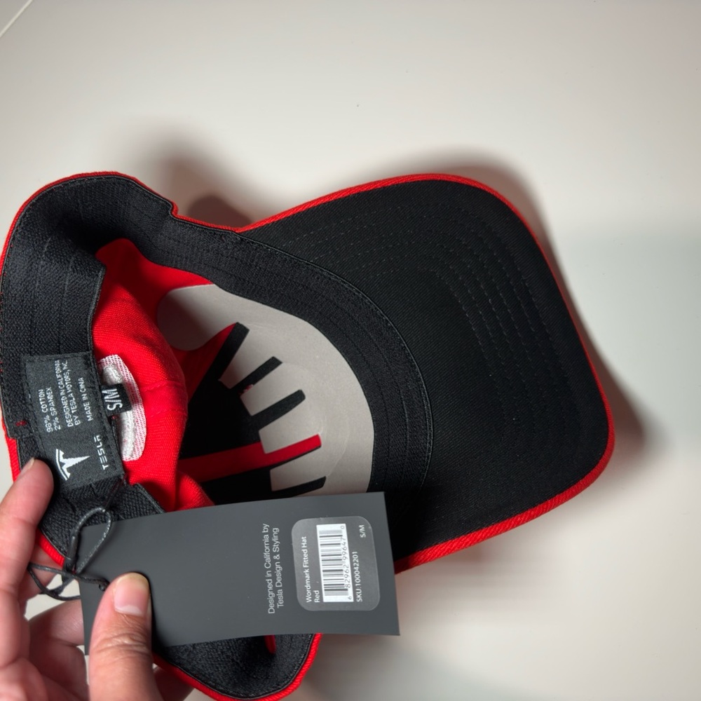 Tesla Red Cap - Picture 3 of 4